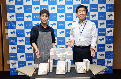 新商品を紹介する永塚隊員と江原市長