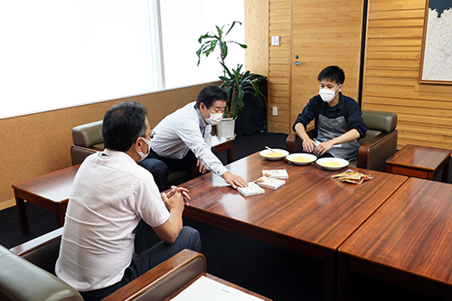 開発の苦労や使用した素材について説明
