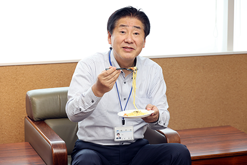 試食する江原市長