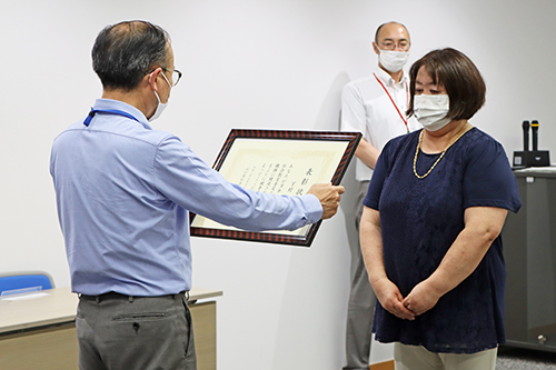 伊藤教育長から山口県社会功労者の賞状を受け取る下村さん