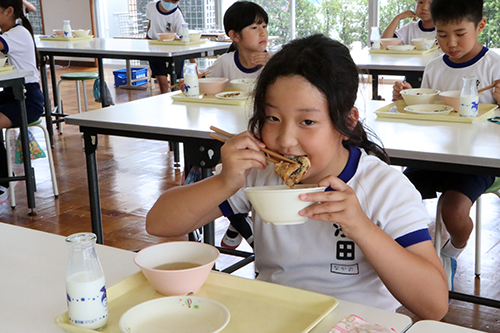 低学年はランチルームで給食