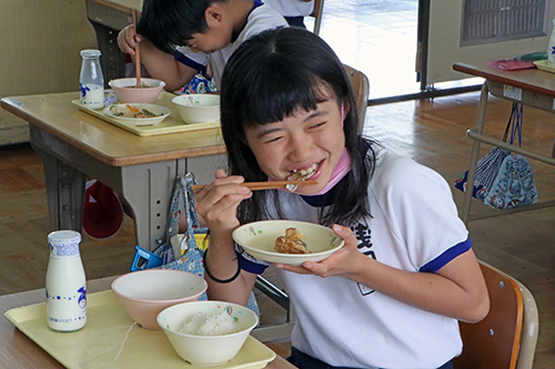 アジの唐揚げは家では食べることが少なく、笑顔で食べる児童が多かった