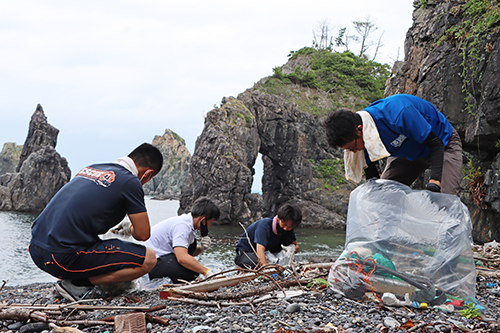 市内１１カ所の海岸で一斉に清掃が実施された