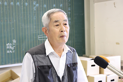 「8月に最盛期を迎える白オクラをぜひ食べてほしい」と話す長門白オクラ部会長の秋本さん