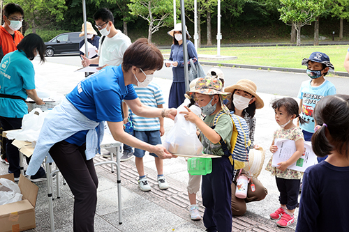 参加した子どもたちにカブト虫がプレゼントされた