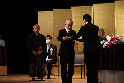 野村万作氏と吉田蓑助さんの代理で賞状を受けとった桐竹勘十郎氏