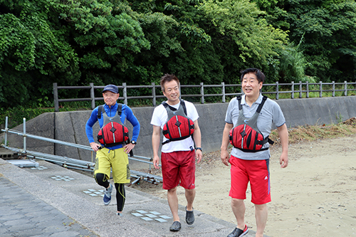 シーカヤックを体験し、アウトドアスポーツの楽しさを実感