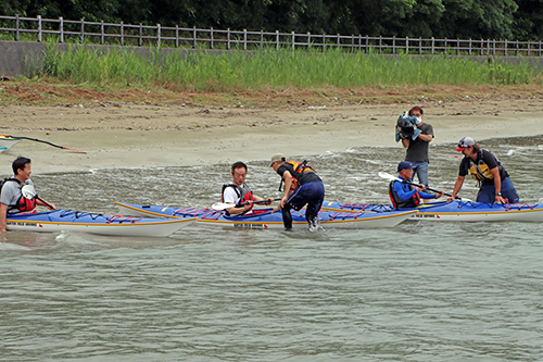 乗り方や漕ぎ方の指導を受け、油谷湾でのカヤックを楽しんだ