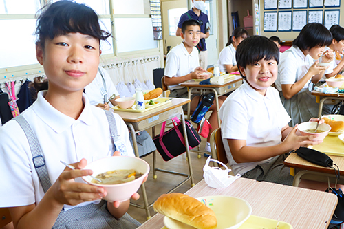 ブラジル料理「フェジョアーダ」を食べる仙崎小学校の子どもたち