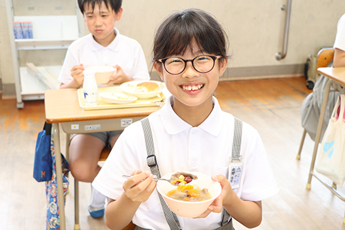 初めての料理を口にする子どもたち、「おいしい」と感想を語ってくれた