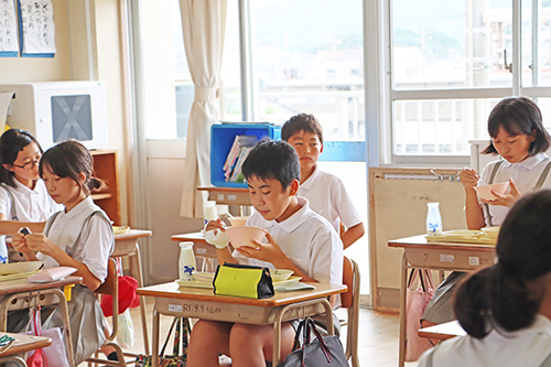 市内の小・中学校の給食で提供された