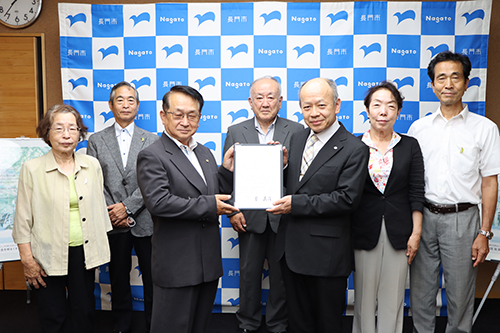 長門市役所を訪れた長門保護区保護司会のメンバー