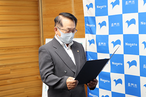内閣総理大臣のメッセージを読み上げる垰村会長