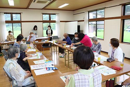 会場となった俵山郷自治会館に郷ワイワイサロンのメンバーが集う