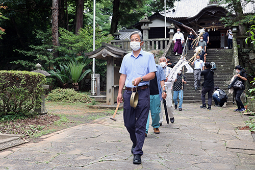 今年の担当である江良地区の人によって運ばれた