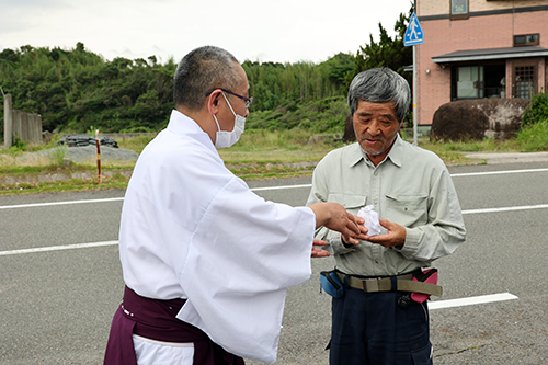 上田宮司から境川地区の人にオゴクが渡された