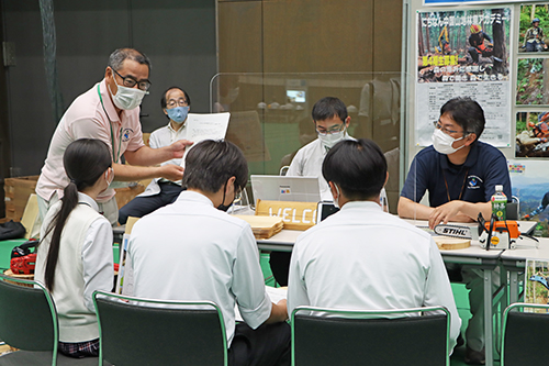 企業も地元の高校生に対して熱心に説明