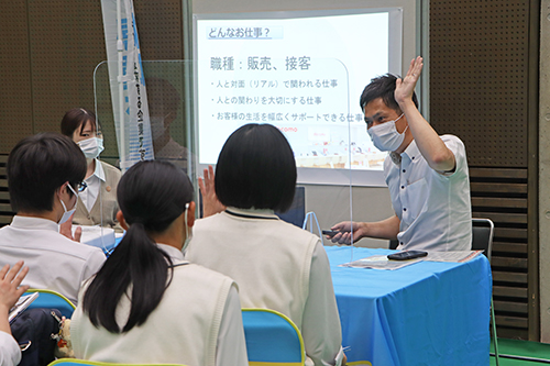和やかなムードの中、説明が行われた