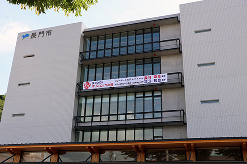 県道から見える位置に設置された
