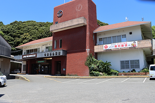 向津具出張所にも横断幕が設置された