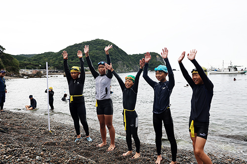 最長の1600ｍを泳ぎ切って喜びの表情を見せる児童