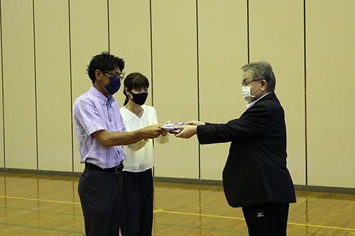 石川会長から奥村選手のご両親に横断幕を贈呈