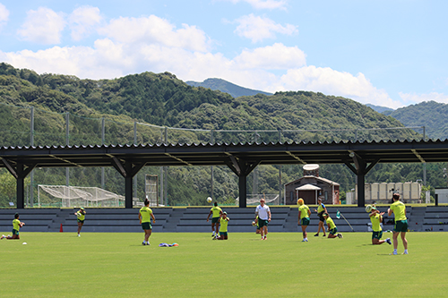 晴天のヤマネスタジアム俵山で行われたメディア向け公開練習