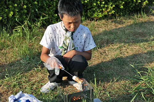 起こした炎で焼きマシュマロをつくった