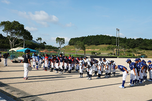 ５チームが参加した開会式