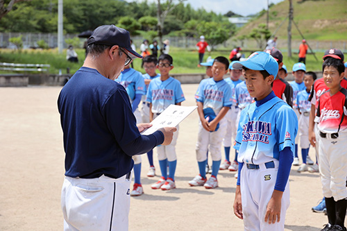 優勝した深川野球スポーツ少年団の藤本キャプテンに賞状が手渡された