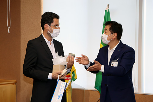 長門市から贈られた萩焼を手にするサボイア特命全権大使
