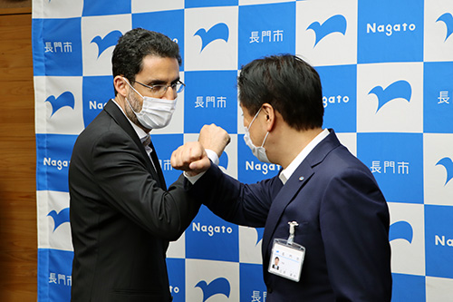 江原市長とのひじタッチ