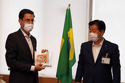 斉木病院の斎木泰彦院長が企画した歓迎旗と同じデザインのポストカードをプレゼント