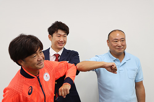 足立選手、市場コーチ、山根代表取締役で肘タッチ