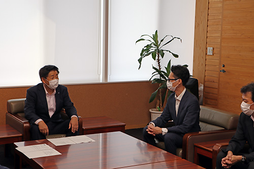 長門のやきとりを食べてみたいと話す橋本理事