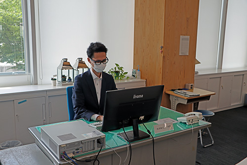 産業戦略課内にデスクを配置