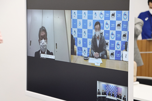 下関市から会長の前田市長が参加。国土交通省道路局の村山局長に対して要望を行った。