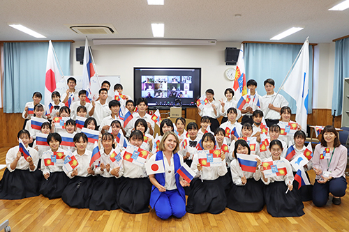 ソチ市の学生と画面越しに記念撮影