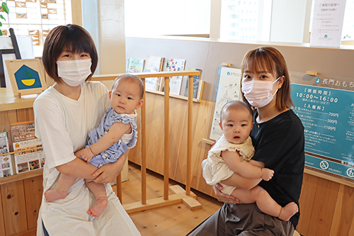 今回贈呈を受けた（左から）財満弥穂さん・結愛さん親子、山川亜侑美さん・桧央さん親子