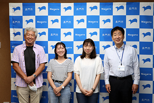 左からＳＤ-ＷＯＲＬＤの藤永社長、酒井さん、松井さん、江原市長
