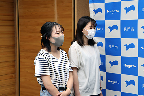 俵山での体験について江原市長に報告する酒井さんと松井さん