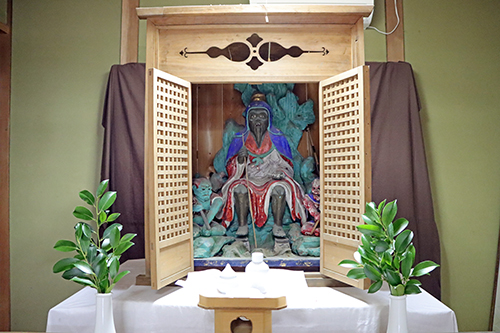 弟子である前鬼、後鬼の２躰の鬼と一緒に鎮座する役行者