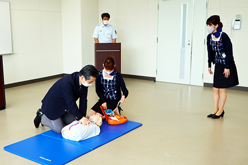 事業所の職員が応急救護活動を実演した