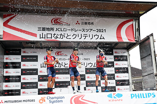 津田農園のシャンパンで優勝を祝福