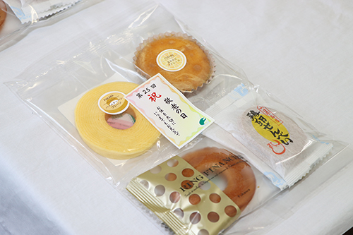 丸いお菓子5個が贈られた