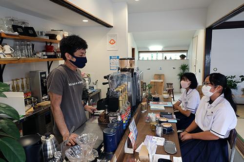 今年開業した「SNOW　DRIP　COFFEE」で開業に至るまで経緯を話す中田さん