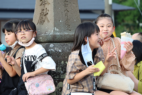 久しぶりの祭りに子どもたちの笑顔があふれる