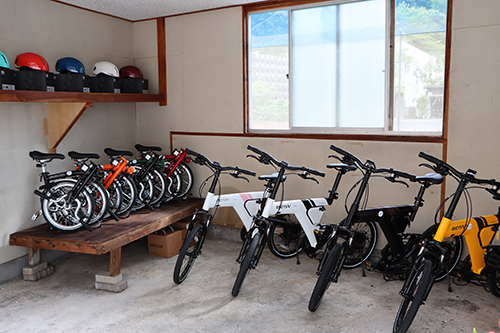 折りたたみ自転車（左）と電動アシスト付き自転車（右）の2種類の貸出を行っている。