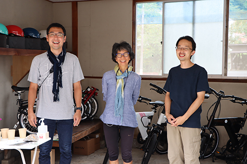 （左から）運営に携わる片岸さん、麓さん、永田さん。笑顔でお客さんを迎える。