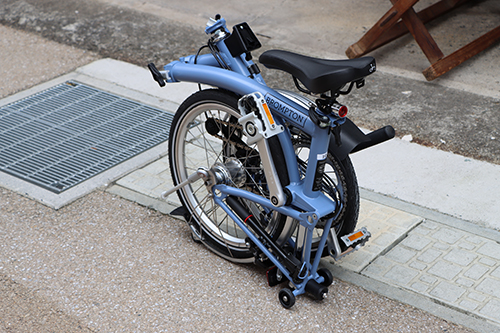 折りたたみ自転車は簡単な手順でコンパクトにたたむことができる。専用のバッグに入れることで電車やバスでの移動も可能。